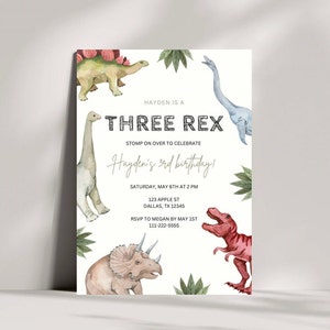 Op de afbeelding: Een dinosaurus-thema verjaardagsuitnodiging met een witte achtergrond en kleurrijke aquarel illustraties van dinosaurussen. De tekst luidt "Hayden is a Three Rex Stomp on over to celebrate Hayden's 3rd birthday! Saturday, May 6th at 2 PM 123 Apple St Dallas, TX 12345 RSVP to Megan by May 1st 111-222-5555"