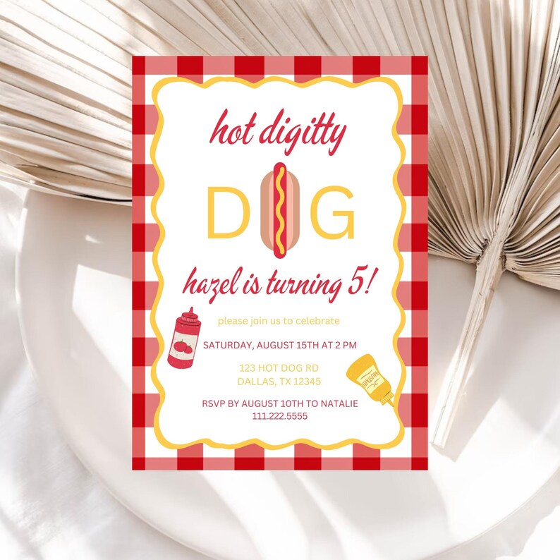 Pode incluir: Um convite de festa de anivers&aacute;rio em xadrez vermelho e branco com o texto "hot digitty DOG hazel is turning 5!" O convite inclui um cachorro-quente de desenho animado com mostarda e ketchup. O texto tamb&eacute;m inclui a data, a hora, o endere&ccedil;o e as informa&ccedil;&otilde;es de RSVP.