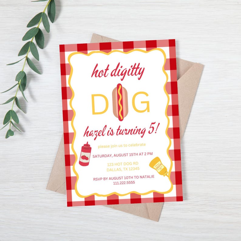 Pode incluir: Convite para uma festa de anivers&aacute;rio em xadrez vermelho e branco com uma ilustra&ccedil;&atilde;o de cachorro-quente e o texto "hot digitty DOG hazel is turning 5!"  Por favor, junte-se a n&oacute;s para celebrar no s&aacute;bado, 15 de agosto &agrave;s 14h. 123 Hot Dog Rd, Dallas, TX 12345. RSVP at&eacute; 10 de agosto para Natalie 111.222.5555.