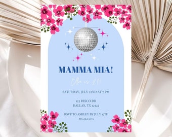 Op de afbeelding: Een blauwe en witte uitnodiging met roze bloemen en een zilveren discobal. De tekst luidt "Mamma Mia! Elle is 21" en bevat details voor een feest op 22 juli om 19:00 uur.