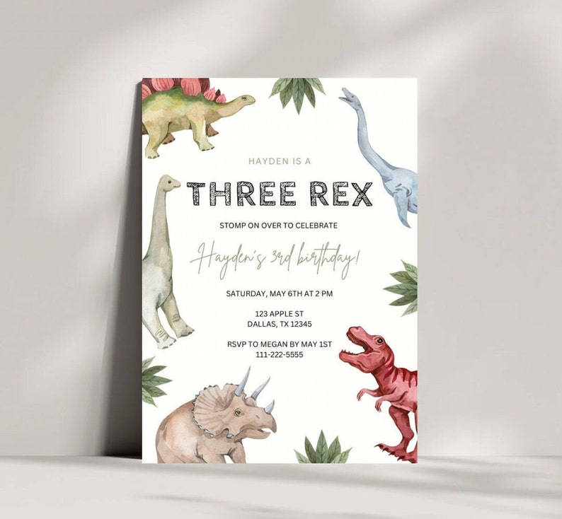 Op de afbeelding: Een dinosaurus-thema verjaardagsuitnodiging met een witte achtergrond en kleurrijke aquarel illustraties van dinosaurussen. De tekst luidt "Hayden is a Three Rex Stomp on over to celebrate Hayden's 3rd birthday! Saturday, May 6th at 2 PM 123 Apple St Dallas, TX 12345 RSVP to Megan by May 1st 111-222-5555"