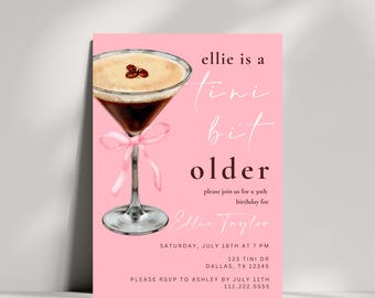 Peut inclure: Invitation de fête d'anniversaire rose avec une illustration de verre à martini et le texte "ellie is a fini bit older" et "please join us for a 30th birthday for Ellie Taylor". L'invitation comprend la date, l'heure, l'adresse et les informations RSVP.