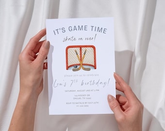 Pode incluir: Um cartão de convite branco com o texto "IT'S GAME TIME skate on over!" e uma ilustração com tema de hóquei. O cartão também inclui detalhes para uma festa de 7 anos, incluindo data, hora e local.
