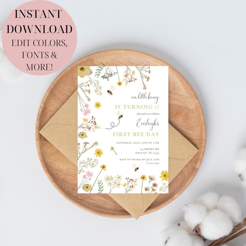 Puede incluir: Una invitaci&oacute;n imprimible para una fiesta de primer cumplea&ntilde;os con tem&aacute;tica de abejas. La invitaci&oacute;n presenta un fondo blanco con flores amarillas, rosas y blancas, abejas y el texto "&iexcl;Nuestro peque&ntilde;o miel cumple 1 a&ntilde;o! &Uacute;nase a nosotros para celebrar el primer d&iacute;a de abeja de Everleigh. S&aacute;bado 7 de julio a las 4 PM. 123 Honey Rd. Dallas, TX 75215. RSVP a Nicole antes del 1 de julio. 555-555-5555."