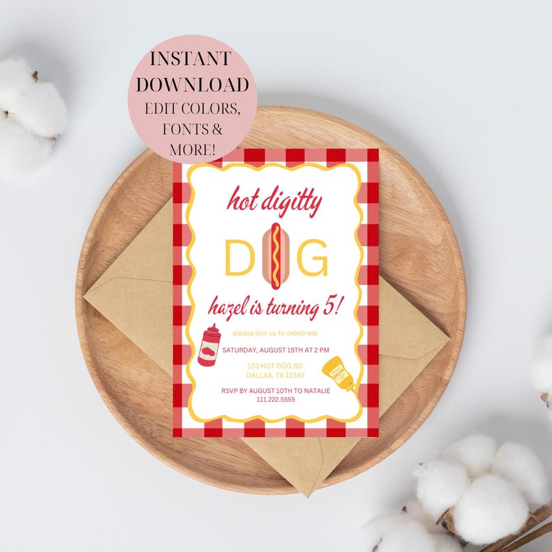 Pode incluir: Convite de festa de anivers&aacute;rio em xadrez vermelho e branco com uma ilustra&ccedil;&atilde;o de cachorro-quente e o texto "hot digitty DOG hazel is turning 5!" Por favor, junte-se a n&oacute;s para celebrar no s&aacute;bado, 15 de agosto &agrave;s 14h00 122 Hot Dog Rd Dallas, TX 12345 RSVP at&eacute; 10 de agosto para Natalie 111.222.5555