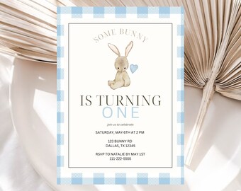 Può includere: Invito con bordo a quadretti vichy blu e bianco con il testo "SOME BUNNY IS TURNING ONE". L'invito presenta un'illustrazione di un coniglietto e un cuore blu. Sono inclusi anche i dettagli dell'evento.