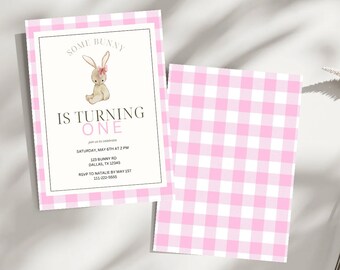 Puede incluir: Invitación de fiesta de cumpleaños con estampado de vichy rosa y blanco con una ilustración de un conejito. El texto dice "Some Bunny is Turning One" con detalles para una fiesta de cumpleaños.
