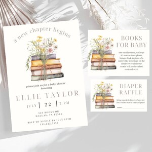K&ouml;nnte beinhalten: Eine Babyparty-Einladung mit einem Stapel B&uuml;cher, die mit Blumen verziert sind. Die Einladung lautet "ein neues Kapitel beginnt" und enth&auml;lt den Namen "Ellie Taylor" und das Datum "Juli 22". Es gibt auch zwei Karten f&uuml;r eine B&uuml;cher- und Windeltombola.