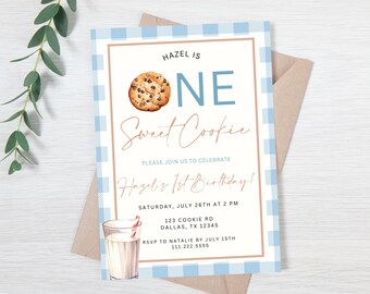 Op de afbeelding: Een blauwe en witte ruitjespatroon uitnodiging voor een eerste verjaardagsfeestje. De uitnodiging luidt "Hazel is One Sweet Cookie" en bevat details voor het feest, inclusief de datum, tijd, adres en RSVP-informatie.