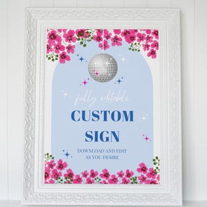 Op de afbeelding: Een wit frame met een blauw en roze bloemenontwerp. De tekst "fully editable CUSTOM SIGN DOWNLOAD AND EDIT AS YOU DESIRE" staat op het bord. Een zilveren discobal hangt aan de bovenkant van het bord.
