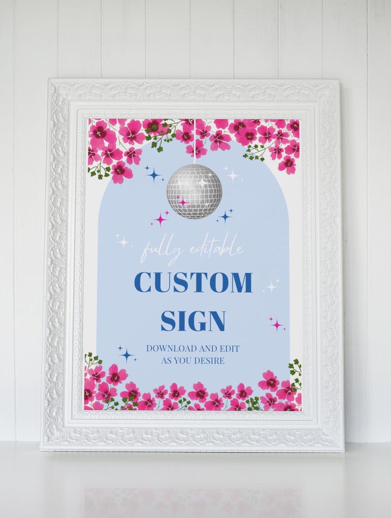 Op de afbeelding: Een wit frame met een blauw en roze bloemenontwerp. De tekst "fully editable CUSTOM SIGN DOWNLOAD AND EDIT AS YOU DESIRE" staat op het bord. Een zilveren discobal hangt aan de bovenkant van het bord.