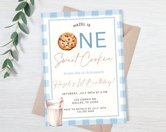 Op de afbeelding: Een blauwe en witte ruitjespatroon uitnodiging voor een eerste verjaardagsfeestje. De uitnodiging luidt "Hazel is één, een zoete koek" en bevat een afbeelding van een chocolade chip koekje. De uitnodiging bevat ook details voor het feest, inclusief de datum, tijd en locatie.