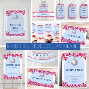 Op de afbeelding: Een set met printbare feestversiering voor een disco-thema verjaardagsfeest. De versiering heeft een zilveren discobal, roze bloemen en blauwe en witte achtergronden. De set bevat een welkomstbord, bedankkaartjes, cupcake toppers, een banner en een uitnodiging.