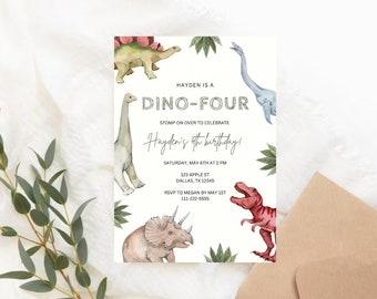 Puede incluir: Una invitación de cumpleaños de dinosaurio blanca con dinosaurios verdes, azules y rojos. El texto dice "Hayden is a Dino-Four. Stomp on over to celebrate Hayden's 4th birthday! Saturday, May 6th at 2 PM. 123 Apple St. Dallas, TX 12345. RSVP to Megan by May 1st. 111-222-5555."