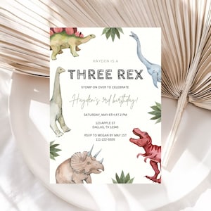 Op de afbeelding: Een dinosaurusthema-verjaardagsuitnodiging met een witte achtergrond en kleurrijke aquarel-illustraties van dinosaurussen. De tekst luidt "Hayden is a Three Rex Stomp on over to celebrate Hayden's 3rd birthday! Saturday, May 6th at 2 PM 123 Apple St Dallas, TX 12345 RSVP to Megan by May 1st 111-222-5555"