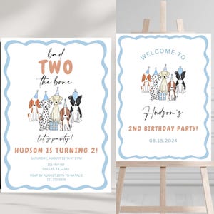 Peut inclure: Une invitation de f&ecirc;te d'anniversaire bleue et blanche avec une illustration de chiens en dessin anim&eacute; portant des chapeaux de f&ecirc;te. Le texte indique "Bad Two the Bone" et "Hudson a 2 ans !" avec des d&eacute;tails sur la f&ecirc;te ci-dessous.