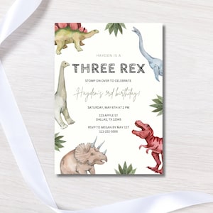 Op de afbeelding: Een dinosaurus-thema verjaardagsuitnodiging met een witte achtergrond en kleurrijke illustraties van dinosaurussen. De tekst luidt "Hayden is a Three Rex Stomp on over to celebrate Hayden's 3rd birthday! Saturday, May 6th at 2 PM 123 Apple St Dallas, TX 12345 RSVP to Megan by May 1st 111-222-5555"