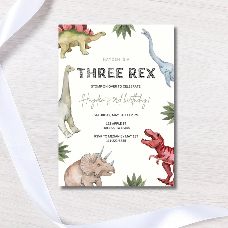Op de afbeelding: Een dinosaurus-thema verjaardagsuitnodiging met een witte achtergrond en kleurrijke illustraties van dinosaurussen. De tekst luidt "Hayden is a Three Rex Stomp on over to celebrate Hayden's 3rd birthday! Saturday, May 6th at 2 PM 123 Apple St Dallas, TX 12345 RSVP to Megan by May 1st 111-222-5555"
