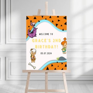 Puede incluir: Un cartel de bienvenida para una fiesta de cumpleaños de 2 años con fondo naranja y azul. El cartel presenta personajes de dibujos animados de Los Picapiedra, incluyendo a Fred, Wilma y Dino. El texto en el cartel dice "¡Bienvenido al 2º cumpleaños de Grace! 05.07.2024".