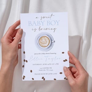 Pode incluir: Um convite para um chá de bebé com o texto "a sweet BABY BOY is brewing" e uma ilustração de uma chávena de café. O convite inclui detalhes do evento, como a data, hora e local, e é decorado com grãos de café.