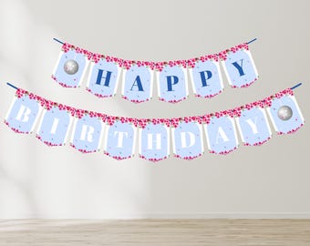 Puede incluir: Una pancarta azul y blanca con flores rosas y bolas de purpurina plateadas que dice "Happy Birthday".