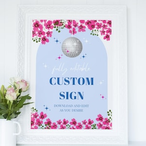Op de afbeelding: Een wit frame met een blauwe achtergrond en roze bloemen rond de randen. De tekst "fully editable CUSTOM SIGN DOWNLOAD AND EDIT AS YOU DESIRE" is in blauw en wit. Een zilveren discobal hangt aan de bovenkant van het frame.