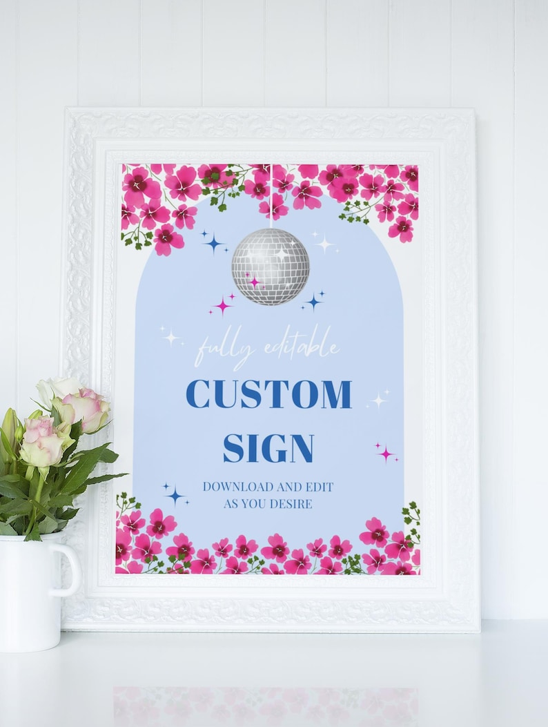 Op de afbeelding: Een wit frame met een blauwe achtergrond en roze bloemen rond de randen. De tekst "fully editable CUSTOM SIGN DOWNLOAD AND EDIT AS YOU DESIRE" is in blauw en wit. Een zilveren discobal hangt aan de bovenkant van het frame.