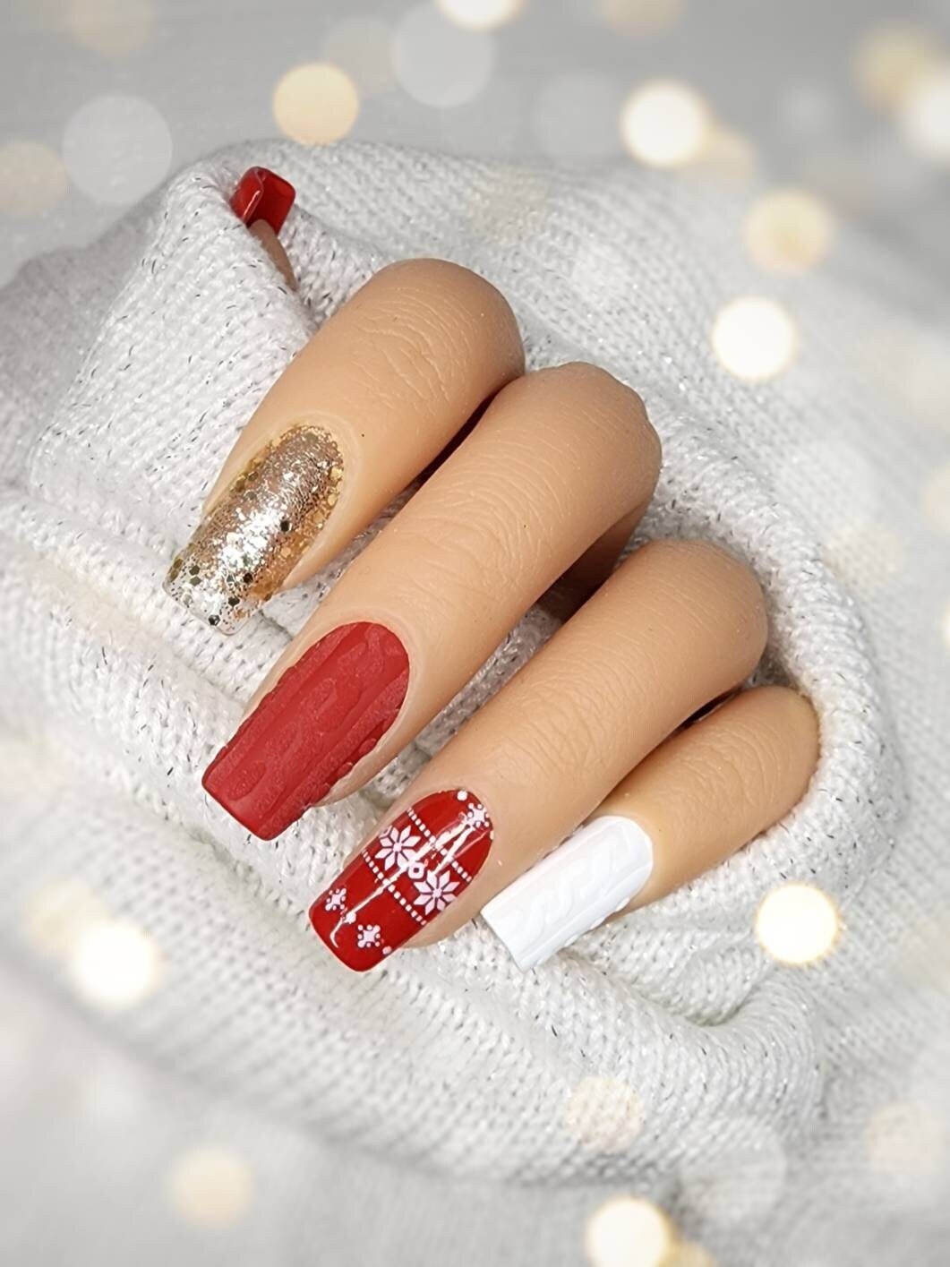 50 Festive Christmas Nails You'll *Actually* Want To Wear | White glitter  nails, Cute christmas nails, Xmas nails