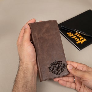 Cartera larga personalizada con diseño de chopper, cartera grande de cuero con foto grabada, regalo personalizado para motociclista. Idea de regalo personalizada para hombre.