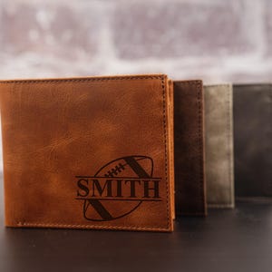 Regalo personalizado para futbolistas: billetera de cuero premium para identificación, billetera de cuero personalizada para hombre, regalo con el logotipo de un equipo de fútbol, idea para regalo de Navidad.