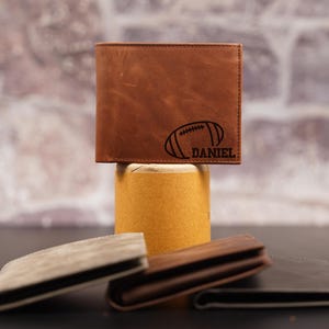 Cartera de identificación de cuero de grano superior: regalo personalizado para jugadores de fútbol, cartera de cuero personalizada para hombre, regalo con el logotipo de un equipo de fútbol, idea para regalo de Navidad.