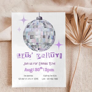 Può includere: Biglietto d'invito bianco con un'illustrazione di una palla da discoteca. Il testo "LET'S PARTY!" è sopra i dettagli della festa, tra cui data, ora e informazioni RSVP. Accenti di stelle viola adornano il design.