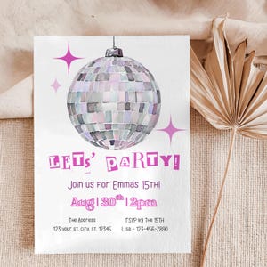 Può includere: Biglietto d'invito bianco con un'illustrazione di una palla da discoteca e testo rosa. Il biglietto recita "LET'S PARTY!" e include i dettagli dell'evento come la data, l'ora e le informazioni RSVP. Il design è accentuato da stelle.