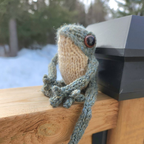 Petite grenouille et pull vert pistache en tricot inspirés de Tiktok