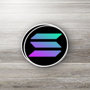 Può includere: Un adesivo rotondo con sfondo nero e bordo bianco. L'adesivo presenta un design stilizzato a tre strati, sfumato in tonalità di blu, verde e viola.