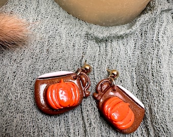 Pumpkin Spice Coffee-oorbellen van polymeerklei met gouden bolvormige studs