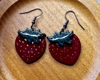 手作りポリマークレイのストロベリーイヤリング：深紅のベリーのダングル