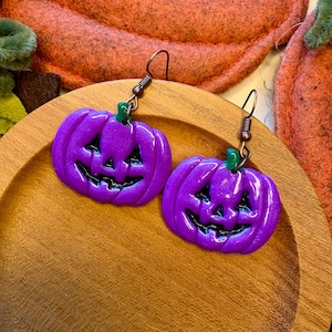 ジャック・オー・ランタンのハロウィンかぼちゃポリマークレイイヤリング（ブロンズ製釣り針付き）