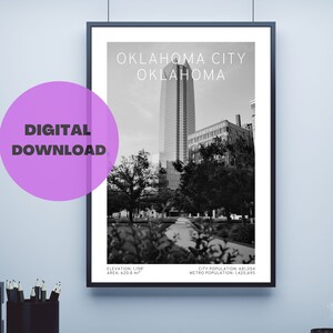 Puede incluir: Una fotografía en blanco y negro del horizonte de Oklahoma City, con un rascacielos alto. La imagen está enmarcada e incluye el texto "OKLAHOMA CITY OKLAHOMA" en la parte superior. El texto "ELEVATION: 1,189' AREA: 620.8 mi²" está en la esquina inferior izquierda. El texto "CITY POPULATION: 681,054 METRO POPULATION: 1,425,695" está en la esquina inferior derecha.