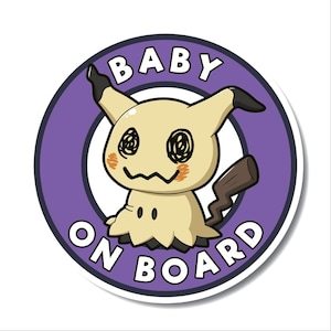 Könnte beinhalten: Ein runder Aufkleber mit einer cremefarbenen Mimikyu-Figur, die schwarze, krakelige Augen, einen gezackten Mund und orangefarbene Wangenflecken hat. Die Figur ist auf einem violetten Hintergrund zentriert, umgeben von dem weißen Text BABY ON BOARD.