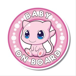 Könnte beinhalten: Ein runder, rosa "Baby on Board" Aufkleber mit einer Cartoon-Figur. Die Figur ist rosa mit großen blauen Augen und sitzt in einem rosa Kreis mit weißem Rand. Die Worte "BABY ON BOARD" sind in Weiß geschrieben.
