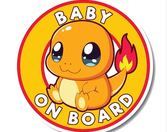 Może przedstawiać: Okrągła naklejka "Baby on Board" z postacią z kreskówki Charmander. Charmander jest pomarańczowy z płomieniem na ogonie i dużymi niebieskimi oczami. Tekst "BABY ON BOARD" jest biały, pogrubiony, na żółtym tle.