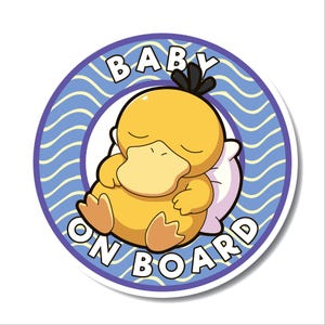 Könnte beinhalten: Ein runder Aufkleber mit einem Cartoon-Entenküken, das auf einem Kissen schläft. Das Entenküken ist gelb mit einem orangefarbenen Schnabel und Füßen. Der Aufkleber trägt die Worte "BABY ON BOARD" in weißen Buchstaben auf einem blau-weißen wellenförmigen Hintergrund.