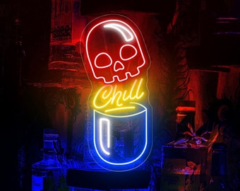Pode incluir: Um letreiro de néon com uma caveira e ossos cruzados dentro de uma forma de pílula. O letreiro é iluminado em vermelho, amarelo e azul e diz "Chill" em letras amarelas.