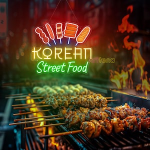 Peut inclure: Un panneau lumineux néon avec les mots "Korean Street Food" en lettres vertes et rouges. Le panneau est suspendu au-dessus d'un grill avec des brochettes de viande qui cuisent sur un feu ouvert.