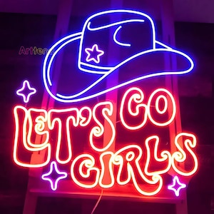 以下が含まれることがあります： 青いカウボーイハットと「Let's Go Girls」という赤い文字が書かれたネオンサイン。レトロなスタイルで、パーティーやバーに最適です。