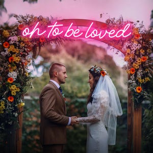 Oh to be loved Luce al neon a LED Luce al neon a LED personalizzata Decorazione per feste di San Valentino per matrimoni Decorazione da parete per camera da letto Regali per San Valentino