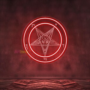 Può includere: Un cartello al neon rosso con un pentagramma e una testa di capra al suo interno. Il pentagramma ha la lettera ebraica "ש" su ogni punta. Il cartello è su una parete rossa.