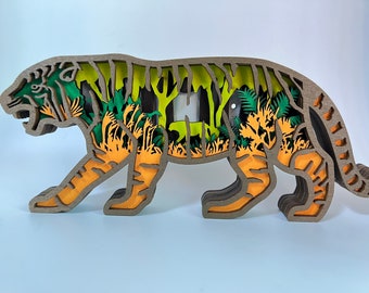 Benutzerdefinierte Holz geschnitzte 3D Tiger / Zebra / Giraffe mit Licht Schreibtisch Dekoration-Tiere Ornamente in Wald Landschaft-Holzspielzeug für Kind-Custom Geschenk