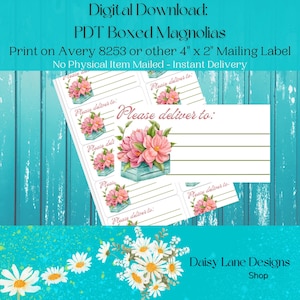 Puede incluir: Etiquetas de envío imprimibles de 4" x 2" con una ilustración de acuarela de flores de magnolia rosas en una caja azul. Las etiquetas dicen "Por favor, entregar a:" y son perfectas para regalos o favores.